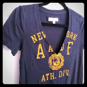 💙 LIKE NEW 💛 Abercrombie & Fitch V-Neck Tee S